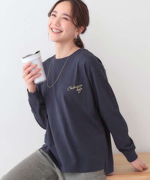 SHOO・LA・RUE（シューラルー）の「【洗える/S-LL】一枚でもレイヤードでも グラフィック長袖Tシャツ（Tシャツ/カットソー・レディース・ホワイト系1/ホワイト系2/ブラック系1/ベージュ系その他6/イエロー系その他4/ネイビー系2/ブルー系8/チャコール・01/03/04/02）」の6枚目の写真