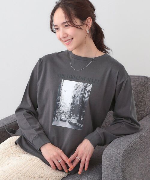 SHOO・LA・RUE（シューラルー）の「【洗える/S-LL】一枚でもレイヤードでも グラフィック長袖Tシャツ（Tシャツ/カットソー・レディース・ホワイト系1/ホワイト系2/ブラック系1/ベージュ系その他6/イエロー系その他4/ネイビー系2/ブルー系8/チャコール・01/03/04/02）」の4枚目の写真