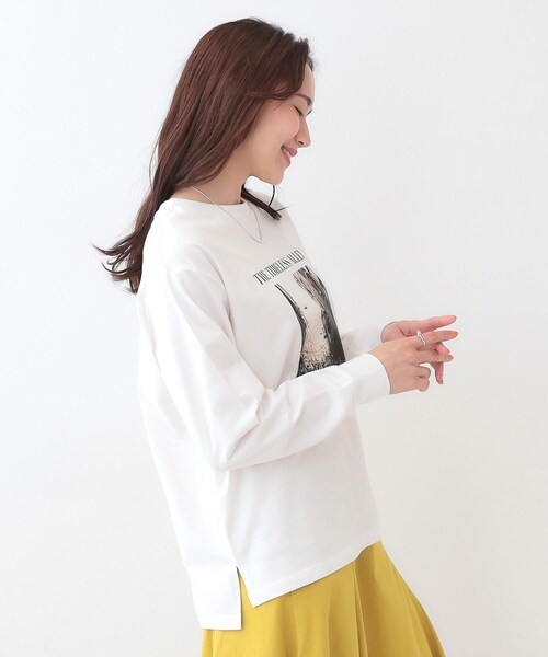 SHOO・LA・RUE（シューラルー）の「【洗える/S-LL】一枚でもレイヤードでも グラフィック長袖Tシャツ（Tシャツ/カットソー・レディース・ホワイト系1/ホワイト系2/ブラック系1/ベージュ系その他6/イエロー系その他4/ネイビー系2/ブルー系8/チャコール・01/03/04/02）」の14枚目の写真