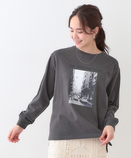 SHOO・LA・RUE（シューラルー）の「【洗える/S-LL】一枚でもレイヤードでも グラフィック長袖Tシャツ（Tシャツ/カットソー・レディース・ホワイト系1/ホワイト系2/ブラック系1/ベージュ系その他6/イエロー系その他4/ネイビー系2/ブルー系8/チャコール・01/03/04/02）」の17枚目の写真