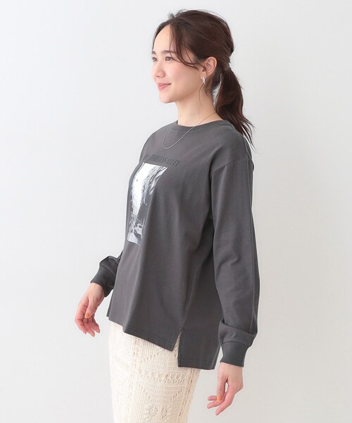 SHOO・LA・RUE（シューラルー）の「【洗える/S-LL】一枚でもレイヤードでも グラフィック長袖Tシャツ（Tシャツ/カットソー・レディース・ホワイト系1/ホワイト系2/ブラック系1/ベージュ系その他6/イエロー系その他4/ネイビー系2/ブルー系8/チャコール・01/03/04/02）」の18枚目の写真