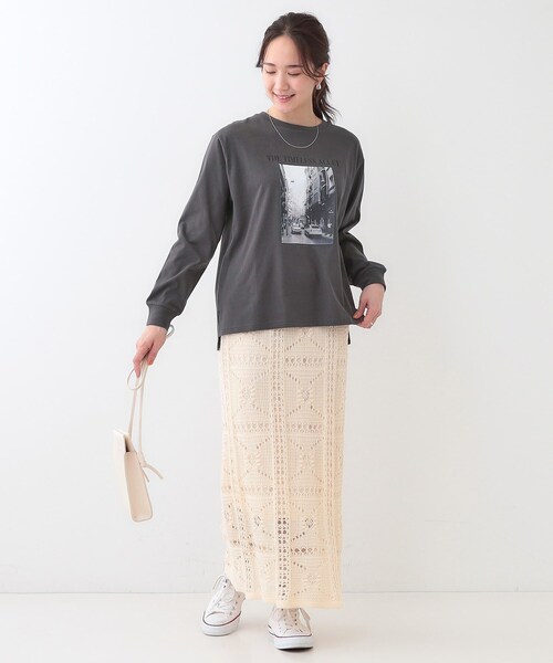 SHOO・LA・RUE（シューラルー）の「【洗える/S-LL】一枚でもレイヤードでも グラフィック長袖Tシャツ（Tシャツ/カットソー・レディース・ホワイト系1/ホワイト系2/ブラック系1/ベージュ系その他6/イエロー系その他4/ネイビー系2/ブルー系8/チャコール・01/03/04/02）」の19枚目の写真