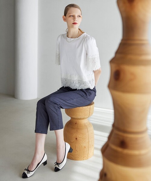 TOCCA（トッカ）の「FLOWER PATTERN LACE トップス（Tシャツ/カットソー・レディース・アイボリー系/ネイビー系・SMALL/MEDIUM）」の2枚目の写真