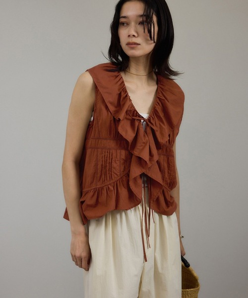 SALON adam et rope'（サロン アダム エ ロペ）の「【WEB限定】フロントリボンフリルタンク / フリルジレ（シャツ/ブラウス・レディース・オフホワイト/ブラック/ブラウン系その他2・FREE）」の3枚目の写真