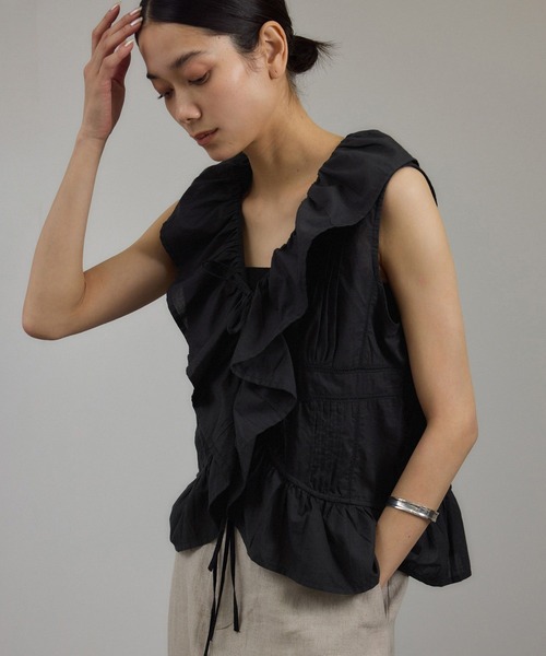 SALON adam et rope'（サロン アダム エ ロペ）の「【WEB限定】フロントリボンフリルタンク / フリルジレ（シャツ/ブラウス・レディース・オフホワイト/ブラック/ブラウン系その他2・FREE）」の2枚目の写真
