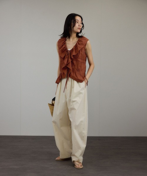 SALON adam et rope'（サロン アダム エ ロペ）の「【WEB限定】フロントリボンフリルタンク / フリルジレ（シャツ/ブラウス・レディース・オフホワイト/ブラック/ブラウン系その他2・FREE）」の5枚目の写真