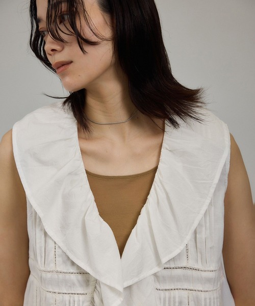 SALON adam et rope'（サロン アダム エ ロペ）の「【WEB限定】フロントリボンフリルタンク / フリルジレ（シャツ/ブラウス・レディース・オフホワイト/ブラック/ブラウン系その他2・FREE）」の7枚目の写真