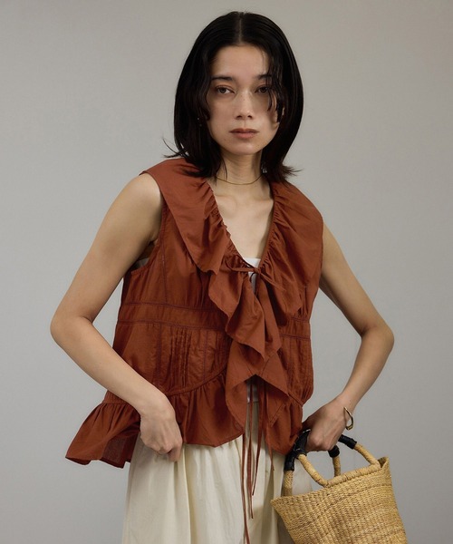 SALON adam et rope'（サロン アダム エ ロペ）の「【WEB限定】フロントリボンフリルタンク / フリルジレ（シャツ/ブラウス・レディース・オフホワイト/ブラック/ブラウン系その他2・FREE）」の8枚目の写真