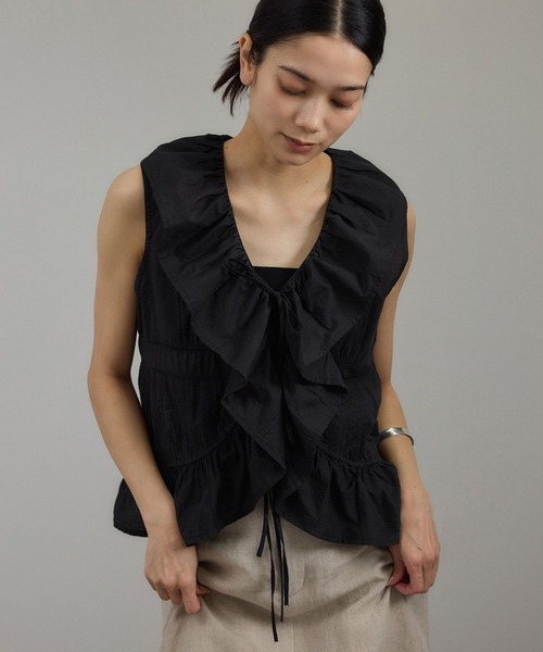 SALON adam et rope'（サロン アダム エ ロペ）の「【WEB限定】フロントリボンフリルタンク / フリルジレ（シャツ/ブラウス・レディース・オフホワイト/ブラック/ブラウン系その他2・FREE）」の11枚目の写真