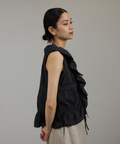SALON adam et rope'（サロン アダム エ ロペ）の「【WEB限定】フロントリボンフリルタンク / フリルジレ（シャツ/ブラウス・レディース・オフホワイト/ブラック/ブラウン系その他2・FREE）」の12枚目の写真