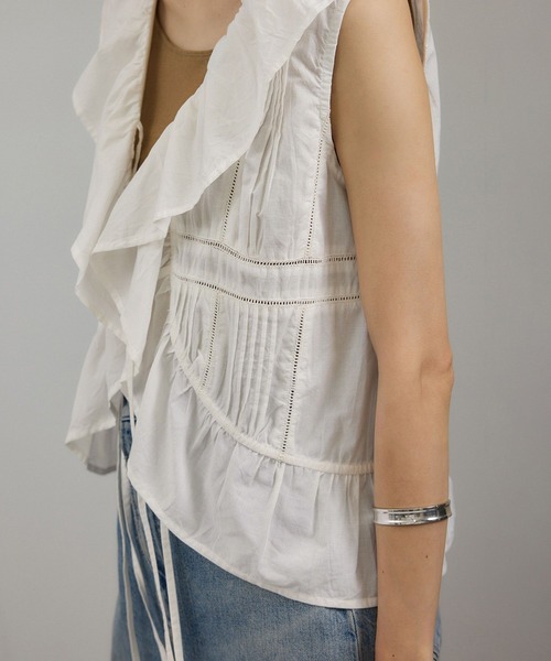 SALON adam et rope'（サロン アダム エ ロペ）の「【WEB限定】フロントリボンフリルタンク / フリルジレ（シャツ/ブラウス・レディース・オフホワイト/ブラック/ブラウン系その他2・FREE）」の14枚目の写真