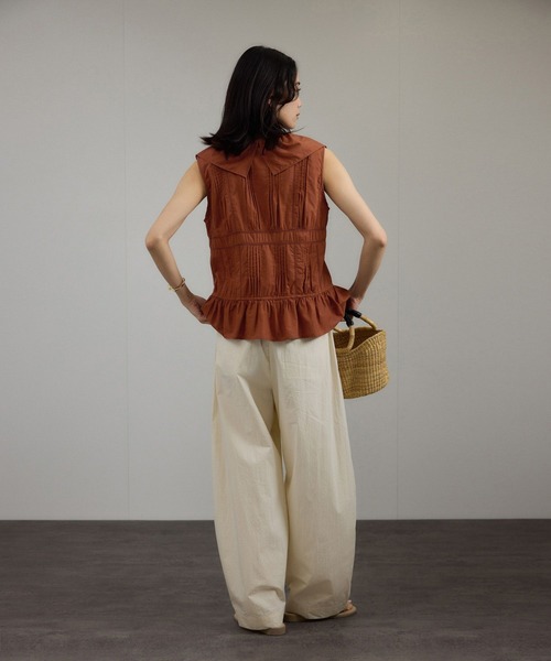 SALON adam et rope'（サロン アダム エ ロペ）の「【WEB限定】フロントリボンフリルタンク / フリルジレ（シャツ/ブラウス・レディース・オフホワイト/ブラック/ブラウン系その他2・FREE）」の15枚目の写真