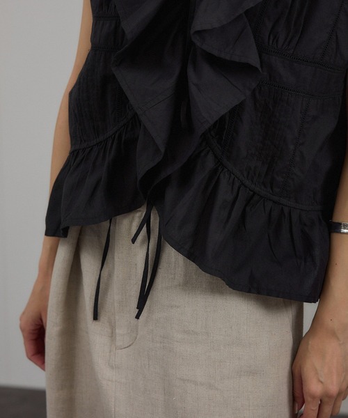 SALON adam et rope'（サロン アダム エ ロペ）の「【WEB限定】フロントリボンフリルタンク / フリルジレ（シャツ/ブラウス・レディース・オフホワイト/ブラック/ブラウン系その他2・FREE）」の22枚目の写真