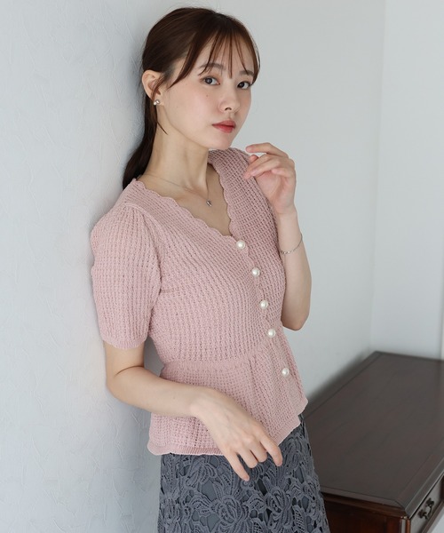 BLUEEAST（ブルーイースト）の「パールボタンペプラムニット（ニット/セーター・レディース・アイボリー/ブラック/ライトカーキ/ピンク/ブラウン・MEDIUM）」の2枚目の写真