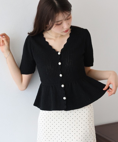 BLUEEAST（ブルーイースト）の「パールボタンペプラムニット（ニット/セーター・レディース・アイボリー/ブラック/ライトカーキ/ピンク/ブラウン・MEDIUM）」の6枚目の写真