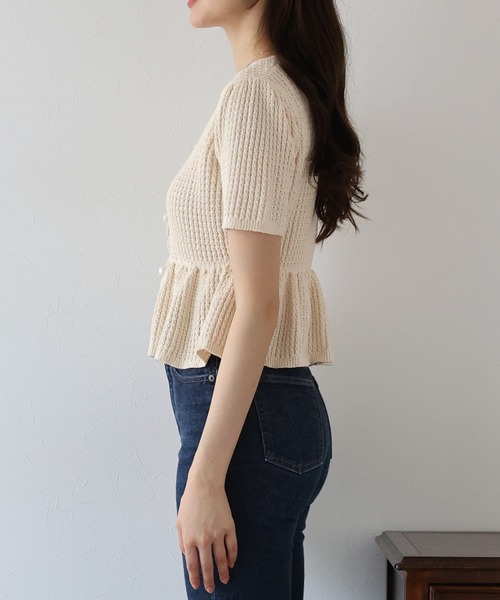 BLUEEAST（ブルーイースト）の「パールボタンペプラムニット（ニット/セーター・レディース・アイボリー/ブラック/ライトカーキ/ピンク/ブラウン・MEDIUM）」の13枚目の写真