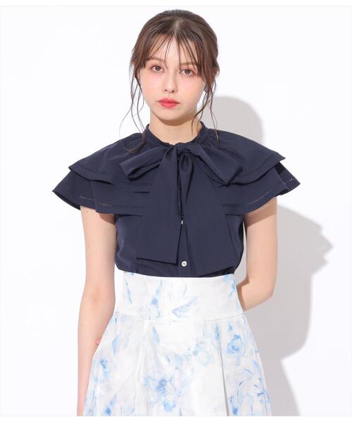 SWINGLE（スウィングル）の「ラッフルカラーボウタイブラウス（シャツ/ブラウス・レディース・ネイビー/レッド/オフホワイト・FREE）」の4枚目の写真