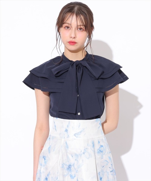 SWINGLE（スウィングル）の「ラッフルカラーボウタイブラウス（シャツ/ブラウス・レディース・ネイビー/レッド/オフホワイト・FREE）」の20枚目の写真