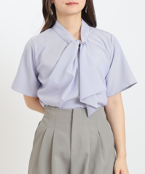 TRUDEA(トルディア)の「ゴールドループボウタイとろみブラウス(ビジネスシャツ・レディース・ホワイト×ブルー/ベージュ/ホワイト/ワイン/ブルーグリーン/ホワイト×ネイビー/ネイビー・MEDIUM/LARGE)」の3枚目の写真