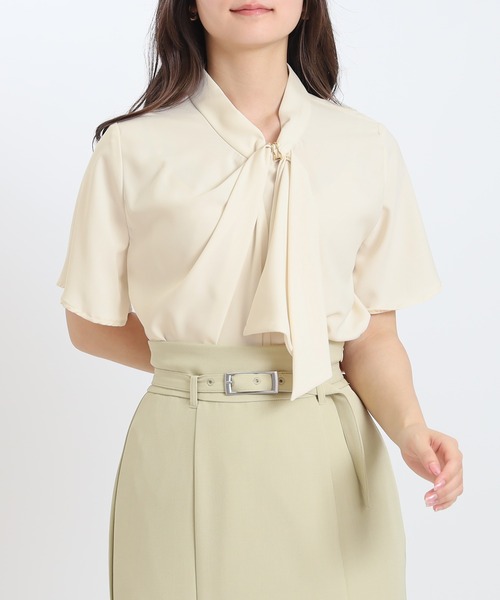 TRUDEA(トルディア)の「ゴールドループボウタイとろみブラウス(ビジネスシャツ・レディース・ホワイト×ブルー/ベージュ/ホワイト/ワイン/ブルーグリーン/ホワイト×ネイビー/ネイビー・MEDIUM/LARGE)」の5枚目の写真