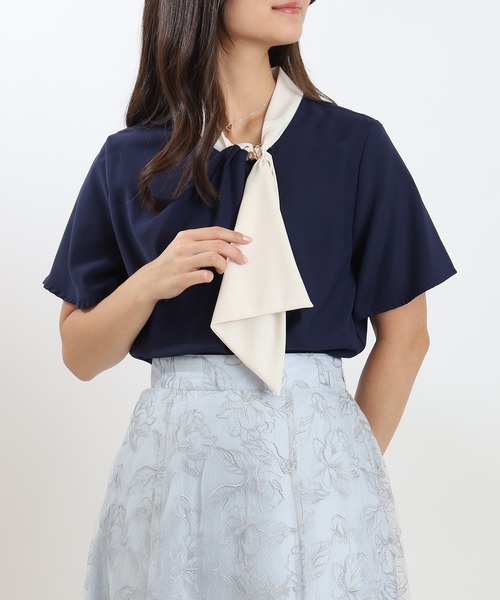 TRUDEA(トルディア)の「ゴールドループボウタイとろみブラウス(ビジネスシャツ・レディース・ホワイト×ブルー/ベージュ/ホワイト/ワイン/ブルーグリーン/ホワイト×ネイビー/ネイビー・MEDIUM/LARGE)」の6枚目の写真