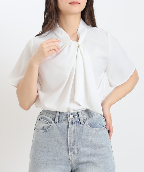 TRUDEA(トルディア)の「ゴールドループボウタイとろみブラウス(ビジネスシャツ・レディース・ホワイト×ブルー/ベージュ/ホワイト/ワイン/ブルーグリーン/ホワイト×ネイビー/ネイビー・MEDIUM/LARGE)」の2枚目の写真