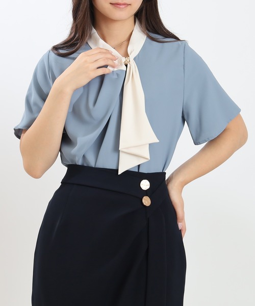 TRUDEA(トルディア)の「ゴールドループボウタイとろみブラウス(ビジネスシャツ・レディース・ホワイト×ブルー/ベージュ/ホワイト/ワイン/ブルーグリーン/ホワイト×ネイビー/ネイビー・MEDIUM/LARGE)」の7枚目の写真