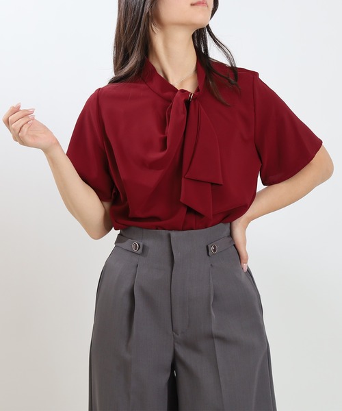 TRUDEA(トルディア)の「ゴールドループボウタイとろみブラウス(ビジネスシャツ・レディース・ホワイト×ブルー/ベージュ/ホワイト/ワイン/ブルーグリーン/ホワイト×ネイビー/ネイビー・MEDIUM/LARGE)」の1枚目の写真