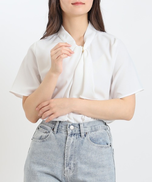 TRUDEA(トルディア)の「ゴールドループボウタイとろみブラウス(ビジネスシャツ・レディース・ホワイト×ブルー/ベージュ/ホワイト/ワイン/ブルーグリーン/ホワイト×ネイビー/ネイビー・MEDIUM/LARGE)」の8枚目の写真