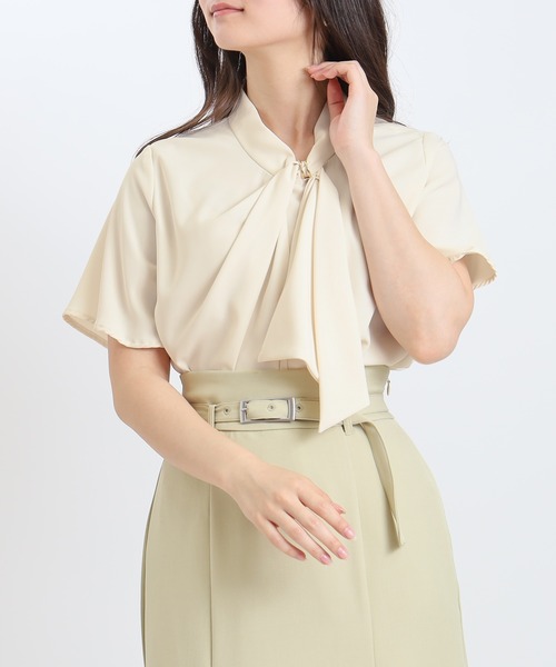 TRUDEA(トルディア)の「ゴールドループボウタイとろみブラウス(ビジネスシャツ・レディース・ホワイト×ブルー/ベージュ/ホワイト/ワイン/ブルーグリーン/ホワイト×ネイビー/ネイビー・MEDIUM/LARGE)」の9枚目の写真
