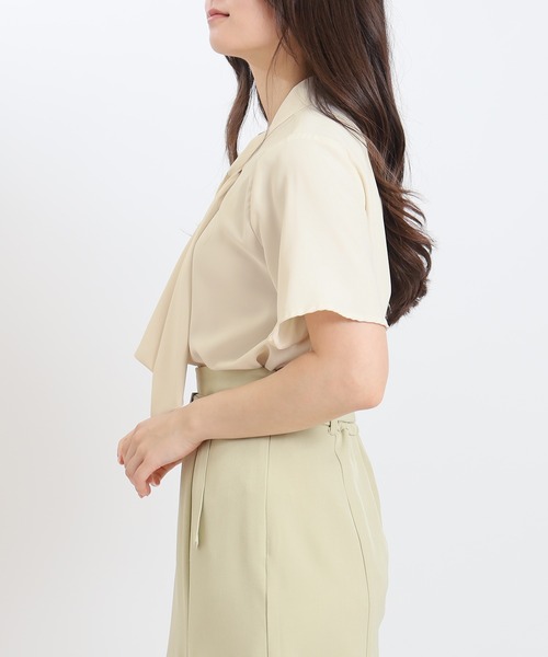 TRUDEA(トルディア)の「ゴールドループボウタイとろみブラウス(ビジネスシャツ・レディース・ホワイト×ブルー/ベージュ/ホワイト/ワイン/ブルーグリーン/ホワイト×ネイビー/ネイビー・MEDIUM/LARGE)」の10枚目の写真