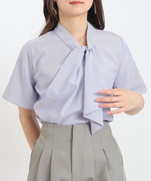 TRUDEA(トルディア)の「ゴールドループボウタイとろみブラウス(ビジネスシャツ・レディース・ホワイト×ブルー/ベージュ/ホワイト/ワイン/ブルーグリーン/ホワイト×ネイビー/ネイビー・MEDIUM/LARGE)」の13枚目の写真