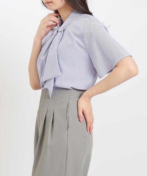TRUDEA(トルディア)の「ゴールドループボウタイとろみブラウス(ビジネスシャツ・レディース・ホワイト×ブルー/ベージュ/ホワイト/ワイン/ブルーグリーン/ホワイト×ネイビー/ネイビー・MEDIUM/LARGE)」の14枚目の写真
