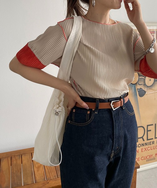 210nouve(トゥージュヌーブ)の「袖 配色 プリーツ ボートネック トップス(Tシャツ/カットソー・レディース・ブラック/アイボリー/ベージュ/グレー・FREE)」の4枚目の写真