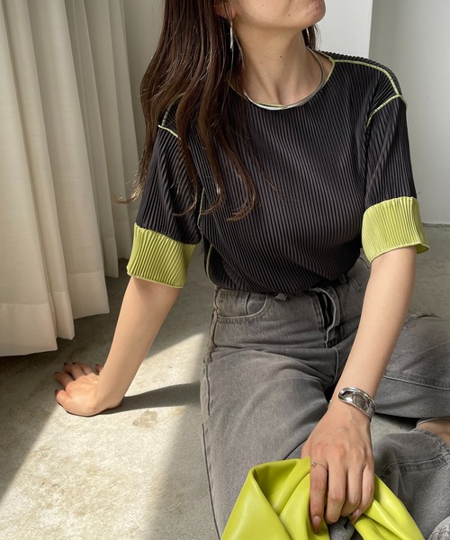 210nouve(トゥージュヌーブ)の「袖 配色 プリーツ ボートネック トップス(Tシャツ/カットソー・レディース・ブラック/アイボリー/ベージュ/グレー・FREE)」の6枚目の写真