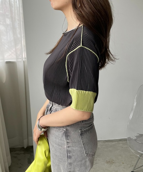 210nouve(トゥージュヌーブ)の「袖 配色 プリーツ ボートネック トップス(Tシャツ/カットソー・レディース・ブラック/アイボリー/ベージュ/グレー・FREE)」の5枚目の写真