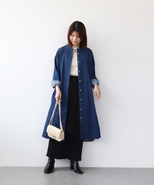 blanc basque（ブランバスク）の「パールボタン ダンガリーデニムワンピース（ワンピース・レディース・ブラック/インディゴブルー/ブルー・38）」の2枚目の写真