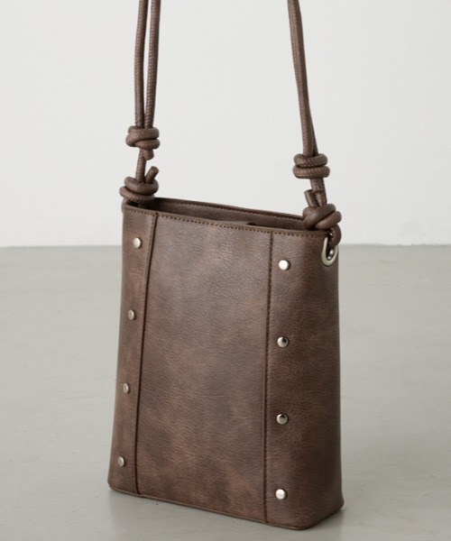 AZUL by moussy(アズールバイマウジー)の「スタッズショルダーバッグ(ショルダーバッグ・メンズ・ブラウン/ブラック・FREE)」の1枚目の写真