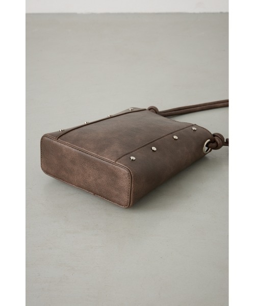 AZUL by moussy(アズールバイマウジー)の「スタッズショルダーバッグ(ショルダーバッグ・メンズ・ブラウン/ブラック・FREE)」の9枚目の写真