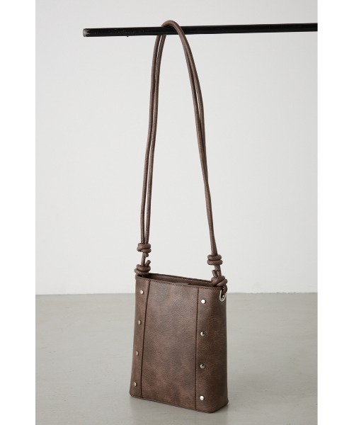 AZUL by moussy(アズールバイマウジー)の「スタッズショルダーバッグ(ショルダーバッグ・メンズ・ブラウン/ブラック・FREE)」の4枚目の写真