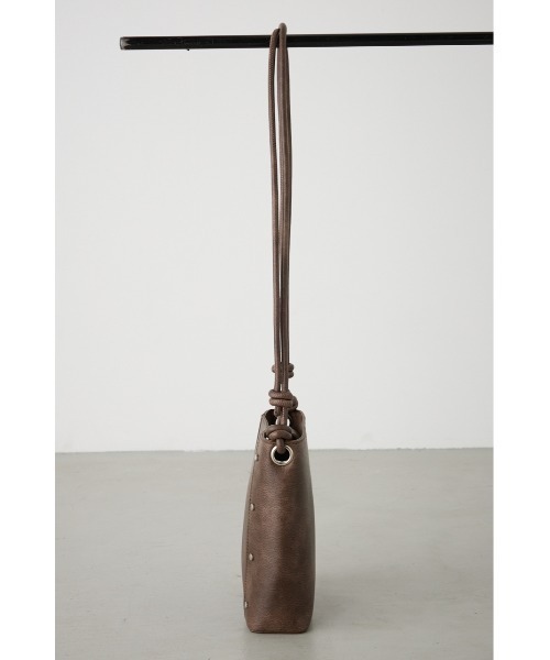 AZUL by moussy(アズールバイマウジー)の「スタッズショルダーバッグ(ショルダーバッグ・メンズ・ブラウン/ブラック・FREE)」の5枚目の写真