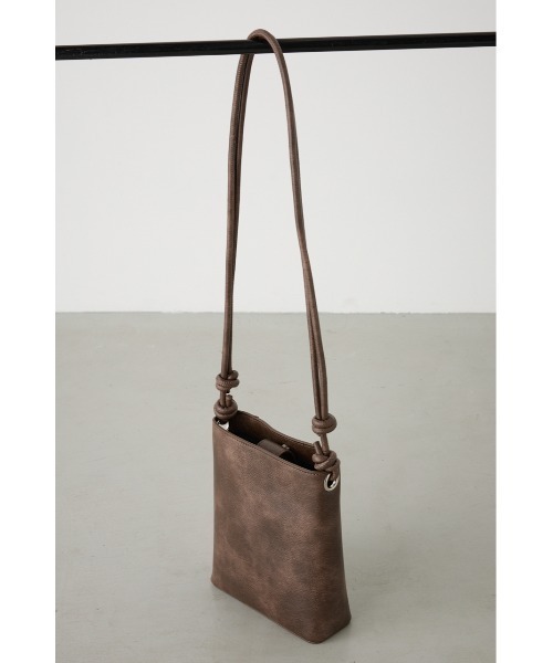 AZUL by moussy(アズールバイマウジー)の「スタッズショルダーバッグ(ショルダーバッグ・メンズ・ブラウン/ブラック・FREE)」の6枚目の写真