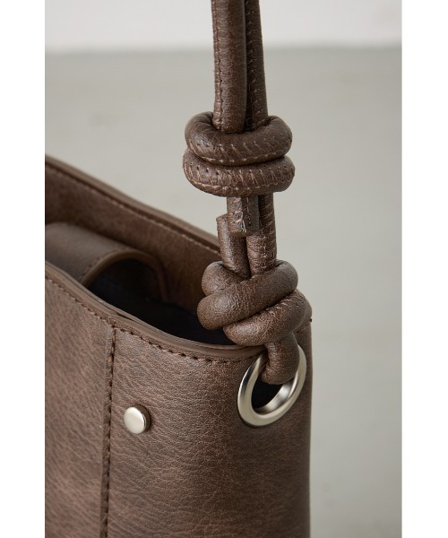 AZUL by moussy(アズールバイマウジー)の「スタッズショルダーバッグ(ショルダーバッグ・メンズ・ブラウン/ブラック・FREE)」の7枚目の写真