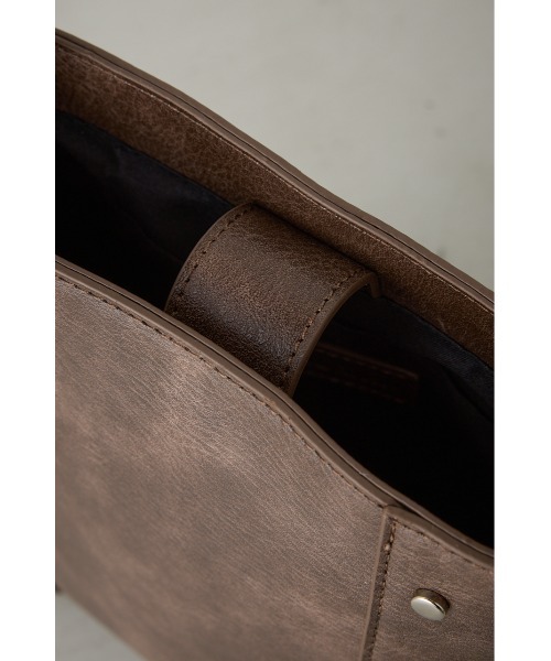 AZUL by moussy(アズールバイマウジー)の「スタッズショルダーバッグ(ショルダーバッグ・メンズ・ブラウン/ブラック・FREE)」の8枚目の写真