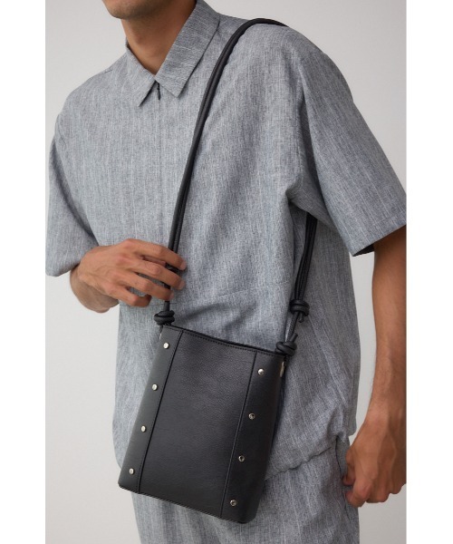 AZUL by moussy(アズールバイマウジー)の「スタッズショルダーバッグ(ショルダーバッグ・メンズ・ブラウン/ブラック・FREE)」の21枚目の写真