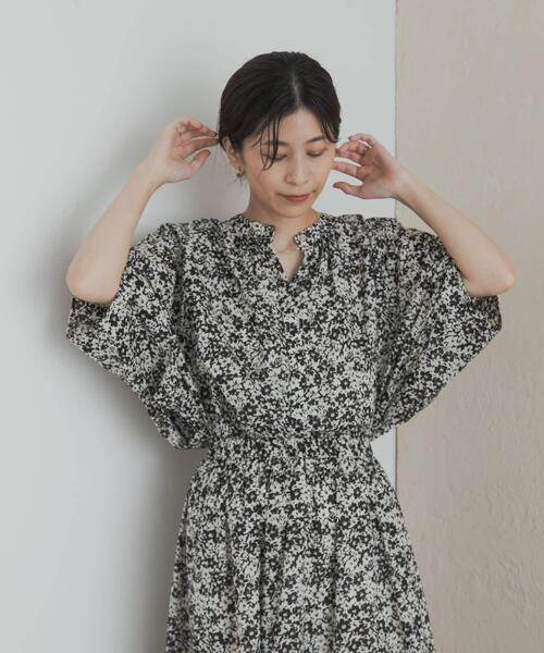 URBAN RESEARCH DOORS(アーバンリサーチドアーズ)の「フラワープリントドルマンブラウス(シャツ/ブラウス・レディース・ブラック系その他/ブルー系その他・MEDIUM)」の3枚目の写真