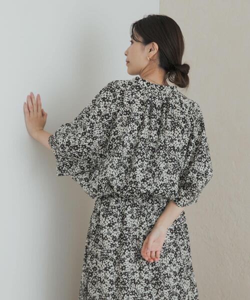 URBAN RESEARCH DOORS(アーバンリサーチドアーズ)の「フラワープリントドルマンブラウス(シャツ/ブラウス・レディース・ブラック系その他/ブルー系その他・MEDIUM)」の4枚目の写真