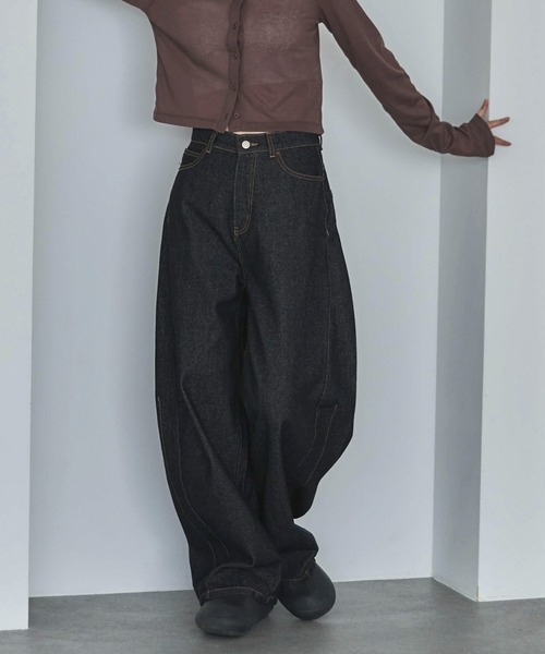 feepur(フェピュール)の「バレルレッグデニムパンツ(デニムパンツ・レディース・サックスブルー/ブラック・LARGE/MEDIUM/SMALL)」の1枚目の写真