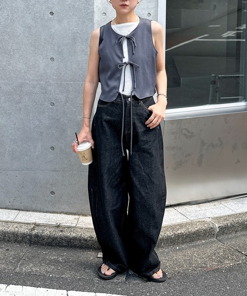 feepur(フェピュール)の「バレルレッグデニムパンツ(デニムパンツ・レディース・サックスブルー/ブラック・LARGE/MEDIUM/SMALL)」の16枚目の写真