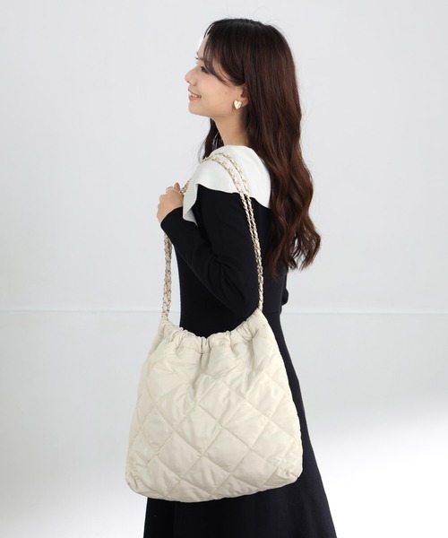 ALTROSE(アルトローズ)の「A4 チェーンハンドル トート キルティング(トートバッグ・レディース・ベージュ/アイボリー/ブラック・FREE)」の12枚目の写真